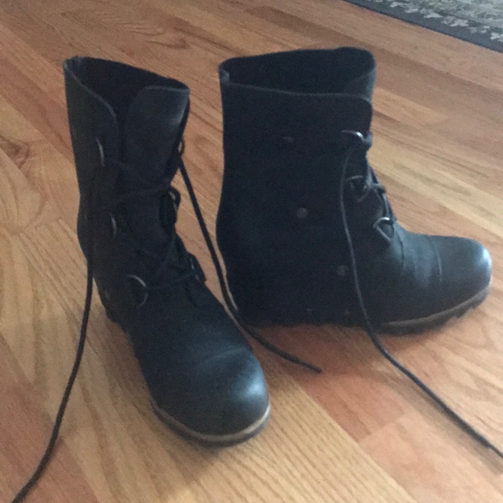 Sorel wedge boots size 6